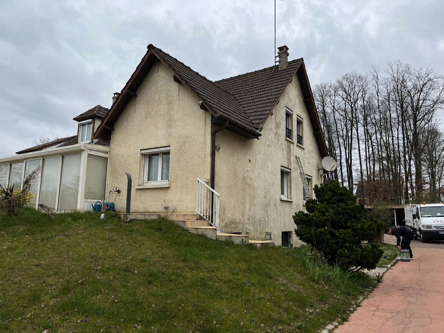 Façade avec peinture écaillée avant travaux à La Ville-du-Bois