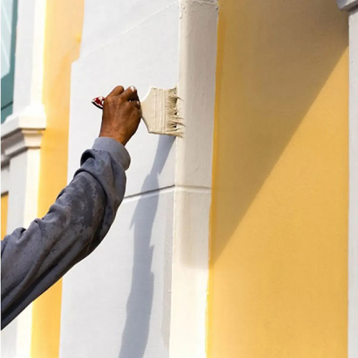 Facade-claire-peinte-pour-limiter-la-chaleur-en-ete